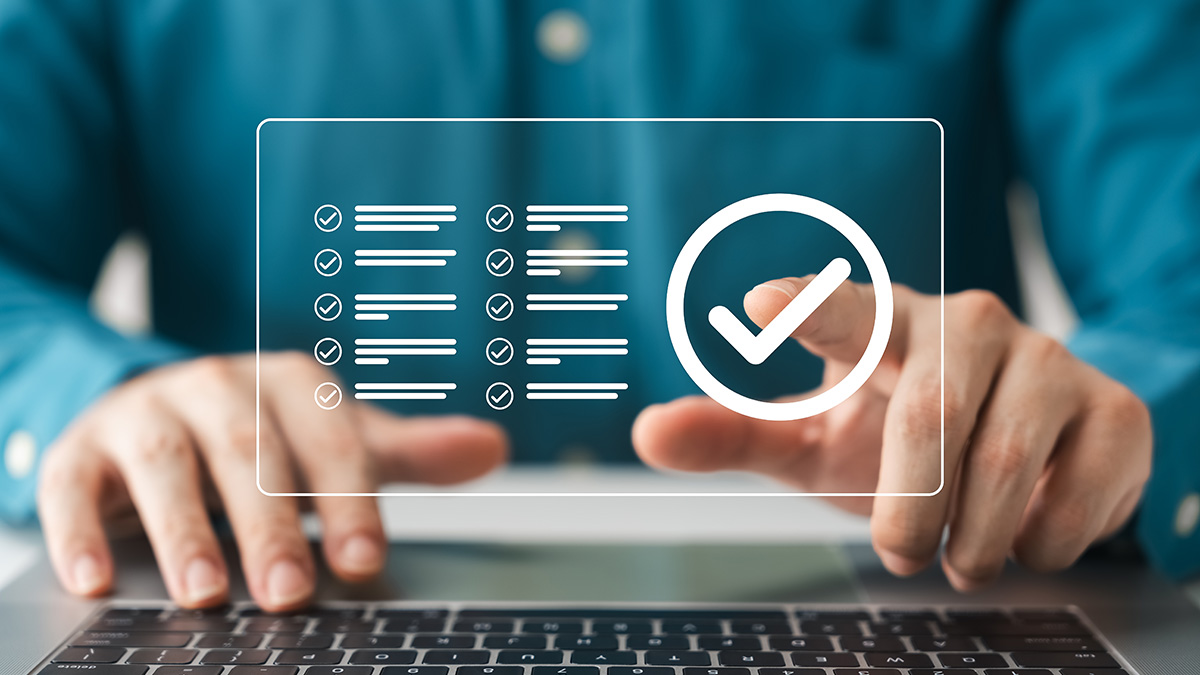 Ein Mann an einer Tastatur führt einen Schnell-Check durch