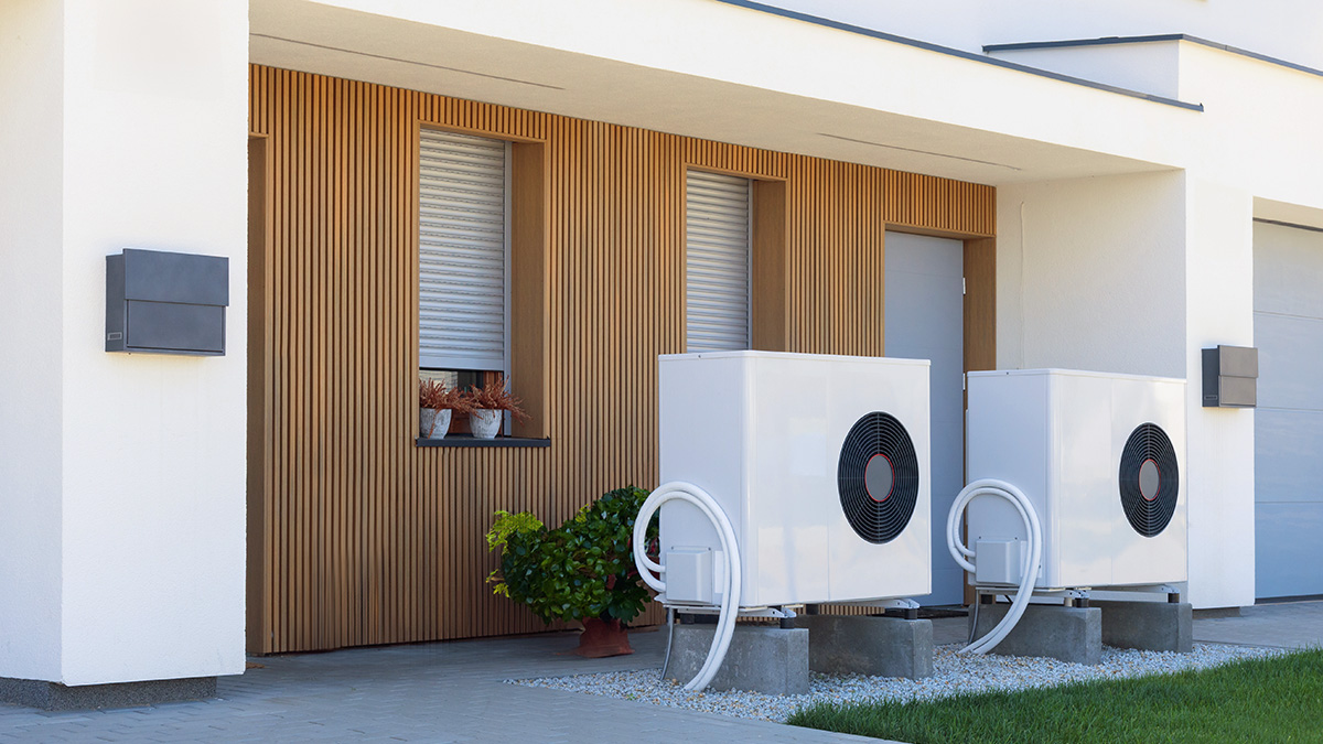 Zwei Wärmepumpen vor einer Wohnung