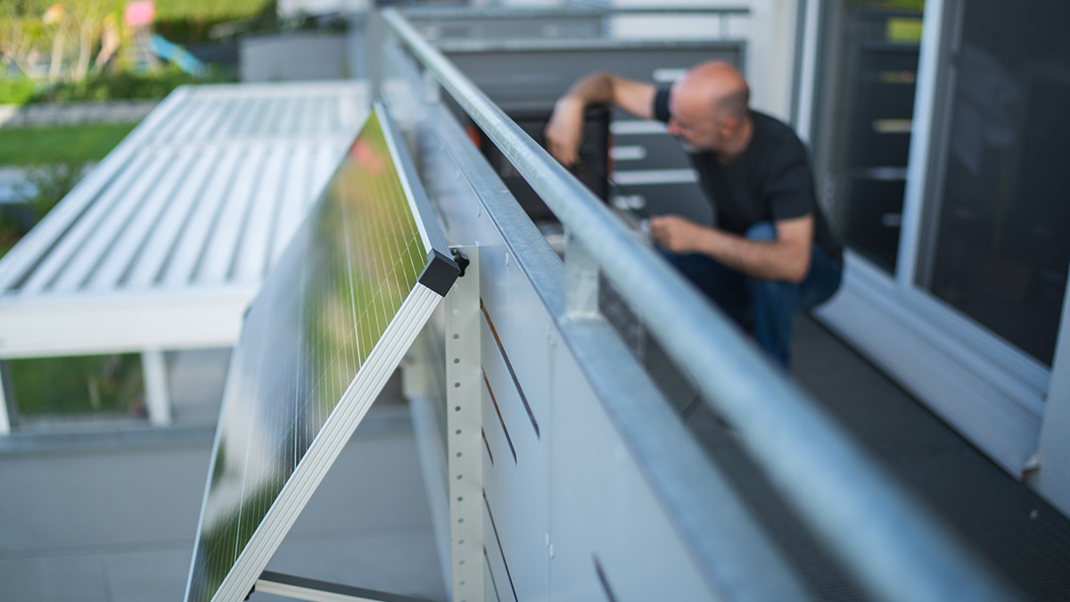Was du bei der Wartung deiner Mini-Solaranlage beachten solltest. Foto: iStock.com / amriphoto