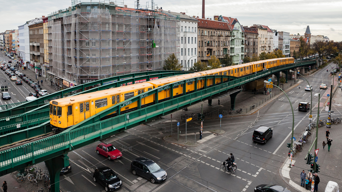 Straßenbahn fährt durch Berlin