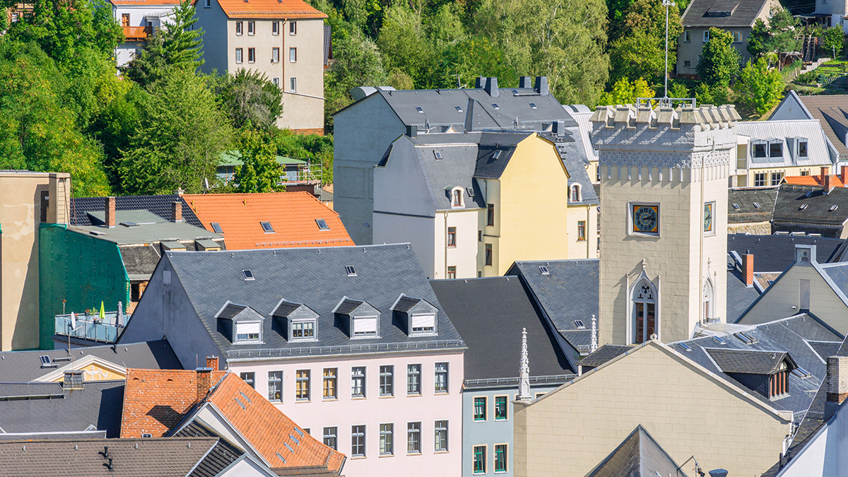 Mehrfamilienhäuser stellen bei der Umstellung auf neue Heiztechniken die größte Herausforderung da. Foto: iStock.com / Kerrick