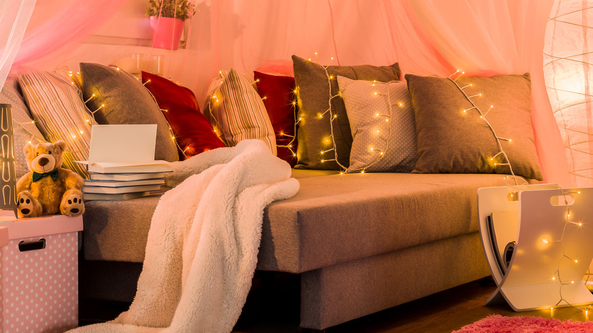 Ein Baldachin über dem Sofa sollte Behaglichkeit vermitteln. Meistens wirkt es aber eher unaufgeräumt. 