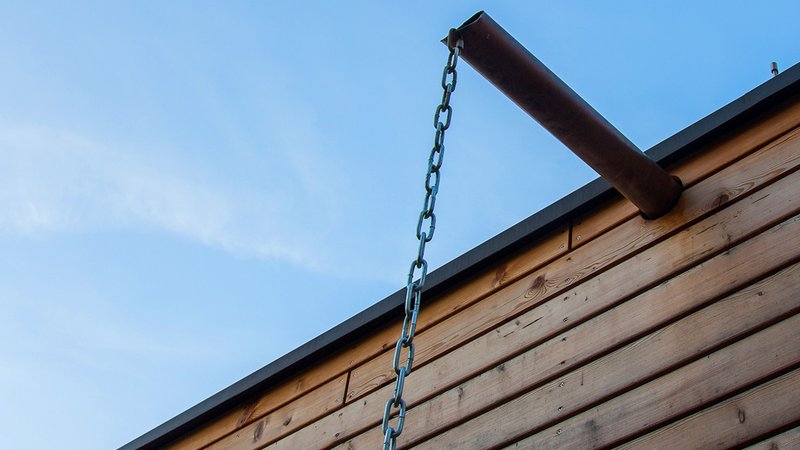 Eine Regenkettekann ein Fallrohr immer ersetzen. Foto: AdobeStock_schemev