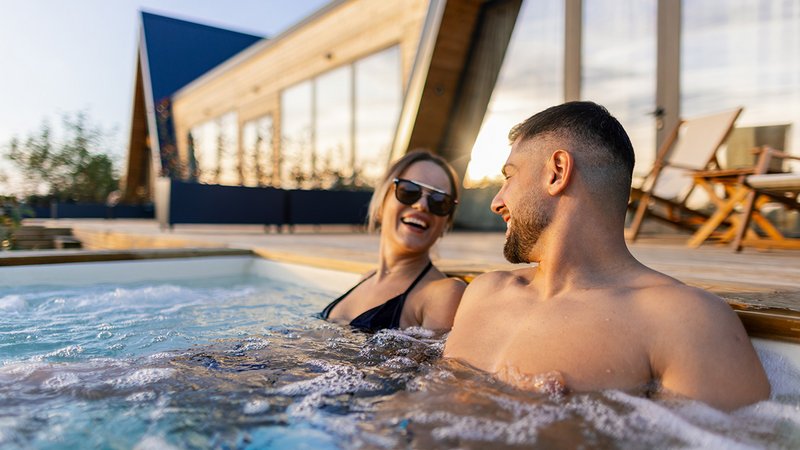 Trend Micro Vacation, Paar auf Micro Vacation in einem Whirlpool