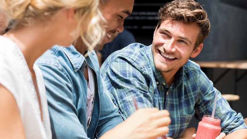 Glücksatlas 2025, glückliche junge Menschen