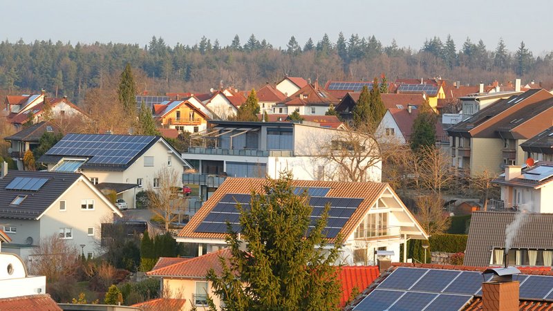 Energy Sharing, Blick auf eine Dorf in Bayern mit PV-Analgen auf den Dächern