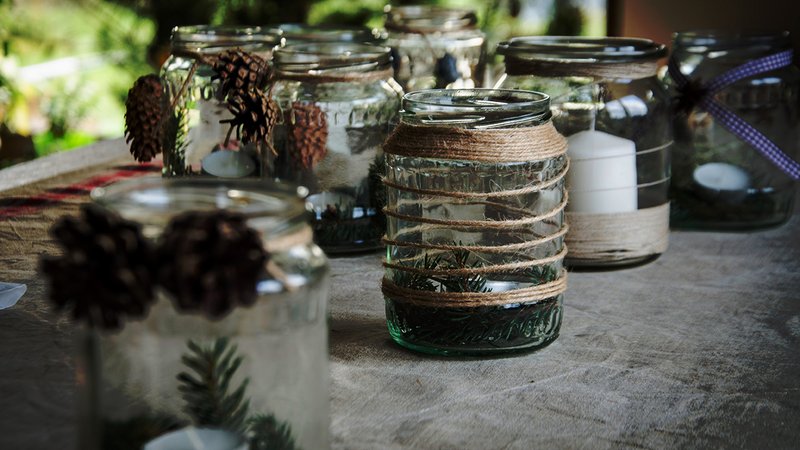 Windlichter mit Tannen und Zapfen