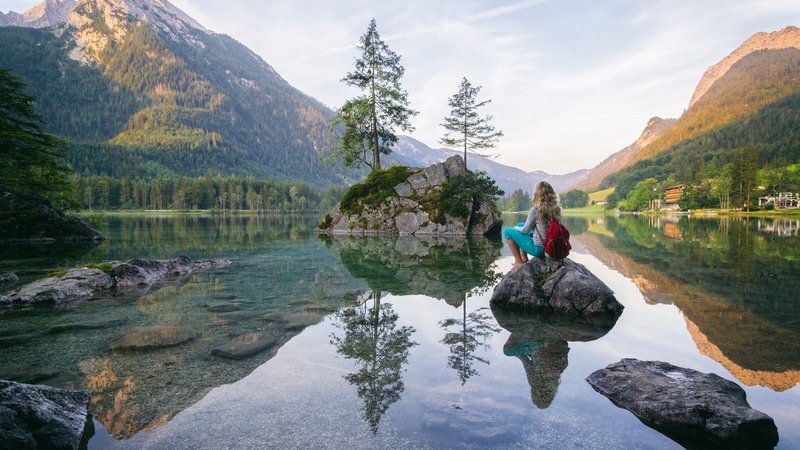 Coolcation DE, Frau blickt auf Hintersee in Ramsau bei Berchtesgaden