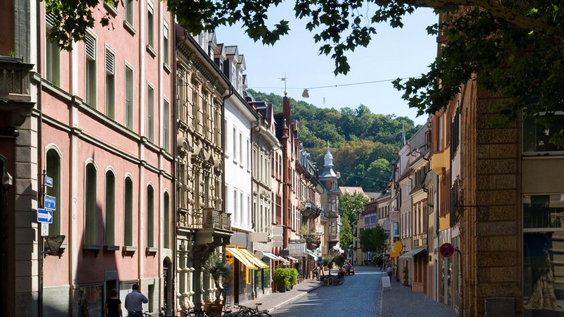 Die Kaufpreise für Wohnungen und Häuser gehen im Ländle weiter auseinander. Vor allem Stuttgarter Häuser stehen im Fokus, weil sie günstiger werden.