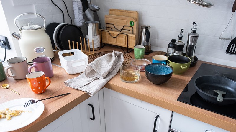 Eine Küchenarbeitsplatte mit viele leerem Geschirr