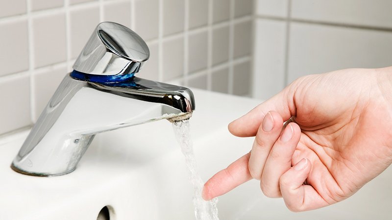 Mietminderung warmes Wasser, Finger unter laufendem Wasserhahn