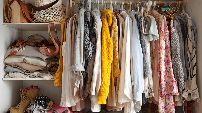 Ein Blick in einen aufgeräumten Kleiderschrank