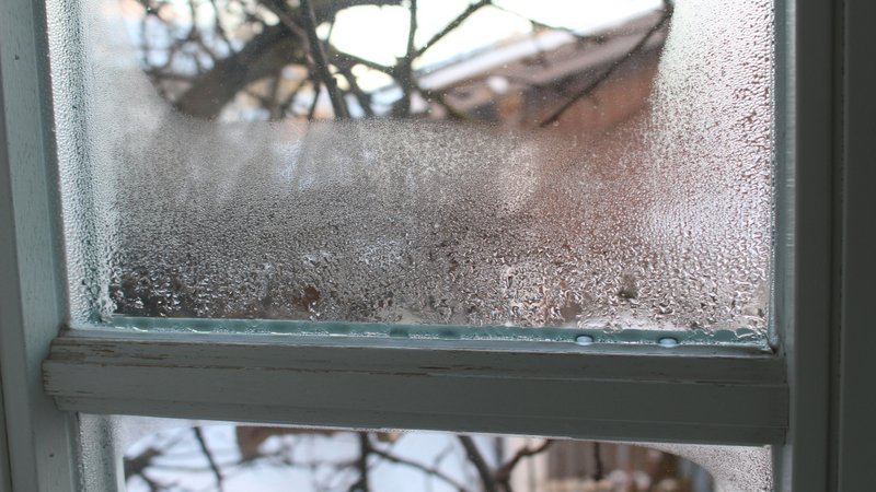 Kondensation im Winter - Tropfen auf einer Fensterscheibe