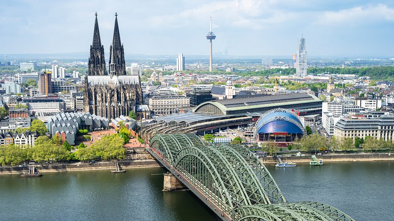 Kölner Wahrzeichen auf einen Blick: Dom, Hauptbahnhof und Hohenzollernbrücke prägen die Skyline der Rheinmetropole.