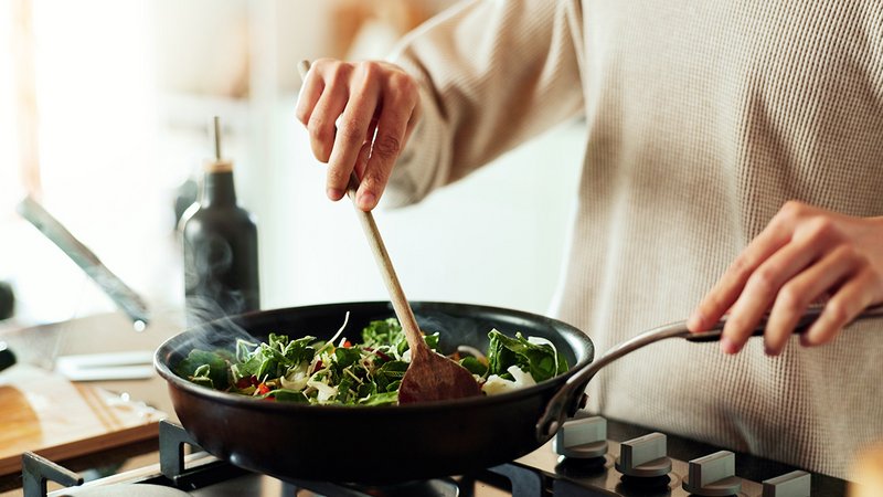 Tipps gegen Küchengerüche, Frau beim Kochen