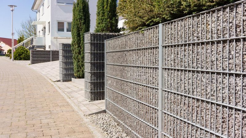 Steingabionen verdecken die Sicht auf einen Vorgarten