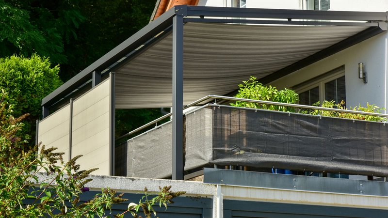 Sichtschutz Fehler, Sichtschutz auf einem Balkon mit Pergola