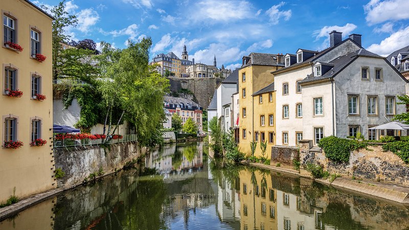 Immobilienpreise in Europa, Blick auf die Stadt Luxemburg, durch die der Fluss Alzette fließt, Foto: Boris Stroujko / stock.adobe.com