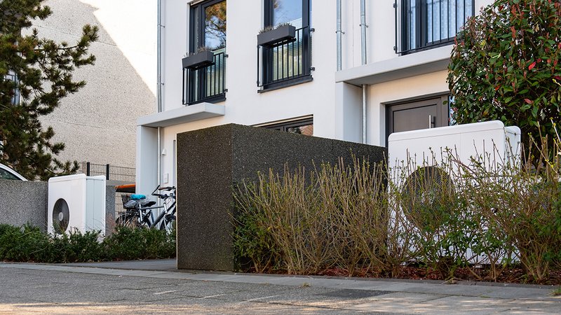 PM Wärmepumpe 2025, 2 Wärmepumpen vor einem Reihenhaus