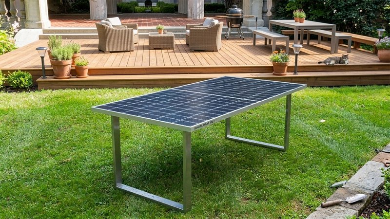 Ein Solartisch nutzt wie ein Balkonkraftwerk die Sonnenenergie zur Stromerzeugung.