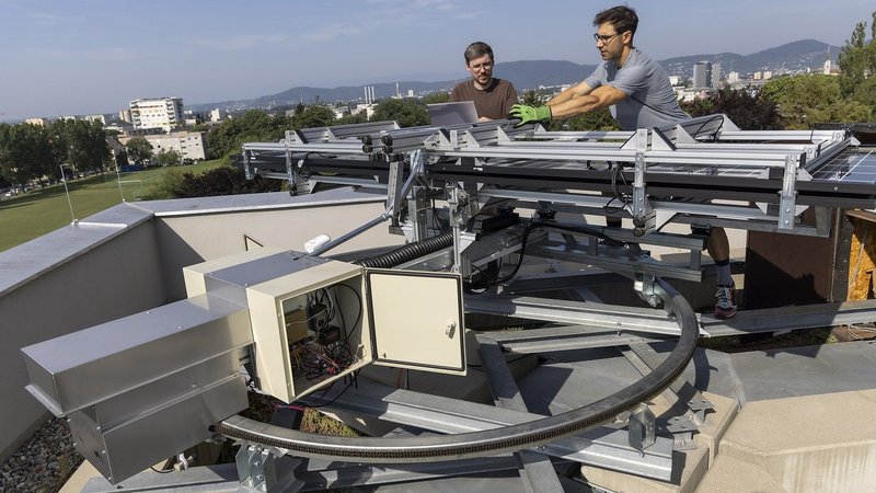 Armin Buchroither (rechts) und Thomas Neubauer am vollständig zusammengefalteten Solarmodul FLAPTrack. Bildquelle: Lunghammer - TU Graz