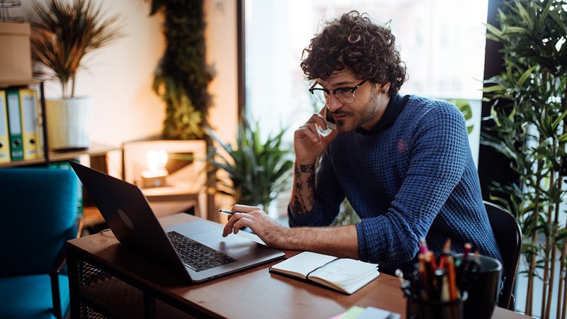 Mann am Rechner im Homeoffice