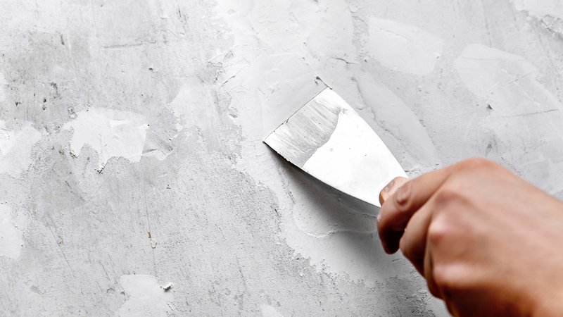 Mieter spachtelt Loch zu 