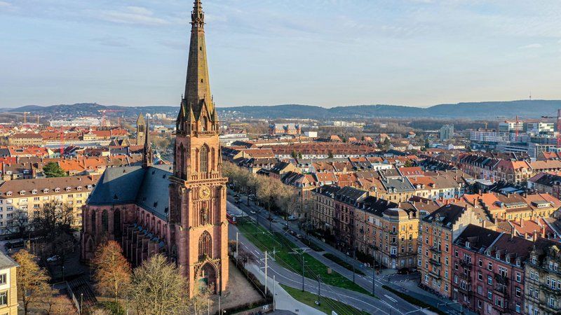 Vom Kirchturm St. Bernhard reicht der Blick ins günstigere Umland. Wo lohnt sich jetzt zu kaufen? Foto: stock.adobe.com / MC-Fotografie