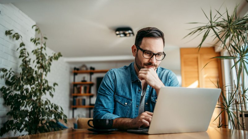 PM Baudarlehen24, Mann sitzt vor Laptop