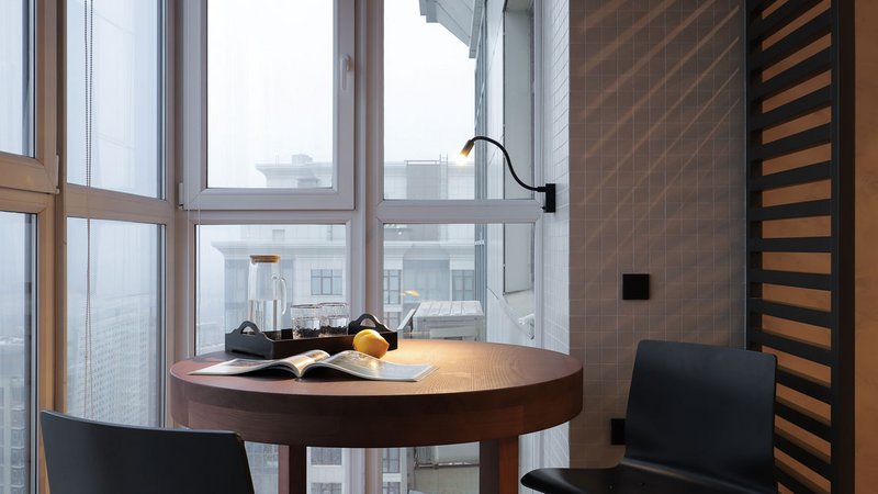 Loggia neu gestalten, Loggia mit kleinem Tisch, zwei Stühlen und einer Lampe