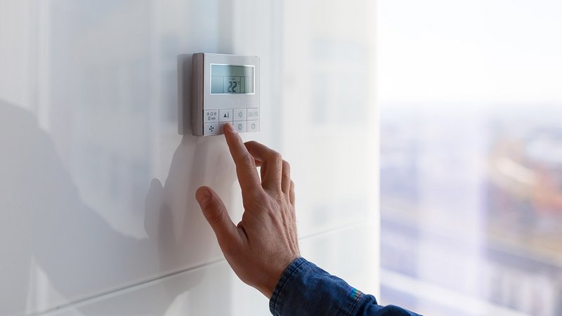 Thermostat in einem Mehrfamilienhaus. Foto: iStock.com/Liubomyr Vorona