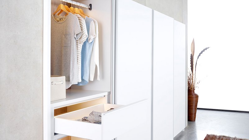 Weiter Garderobenschrank