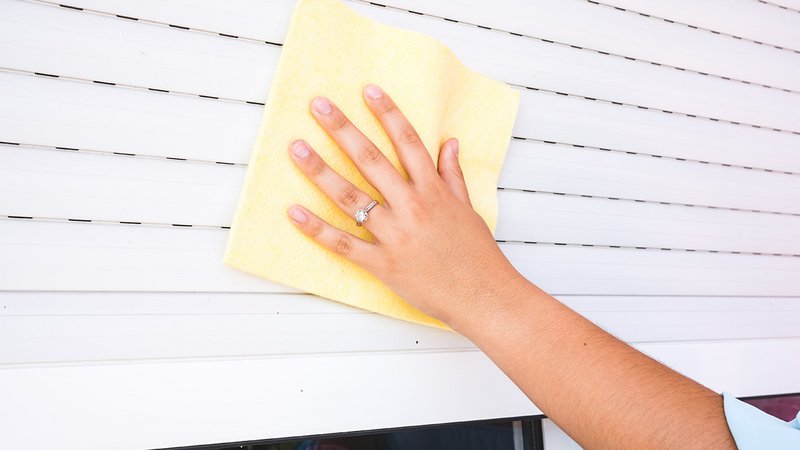 Jemand putzt den Rolladen