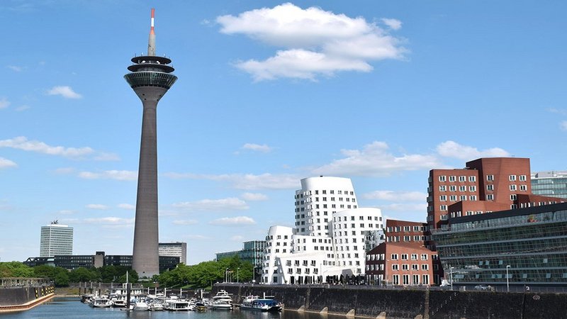 Der Düsseldorfer Medienhafen mit den berühmten Gehry-Bauten und dem Fernsehturm. Foto: iStock.com / Wirestock