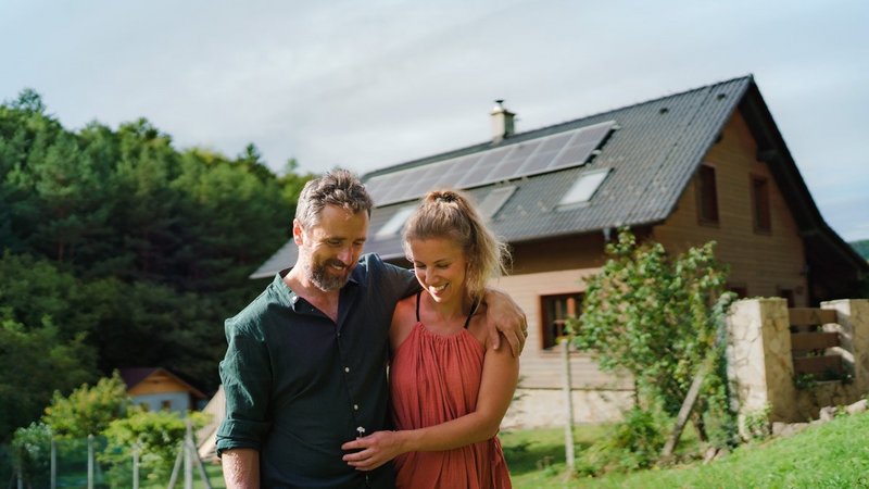 Immobilienpreis drücken Tipps, Paar vor ihrem Haus