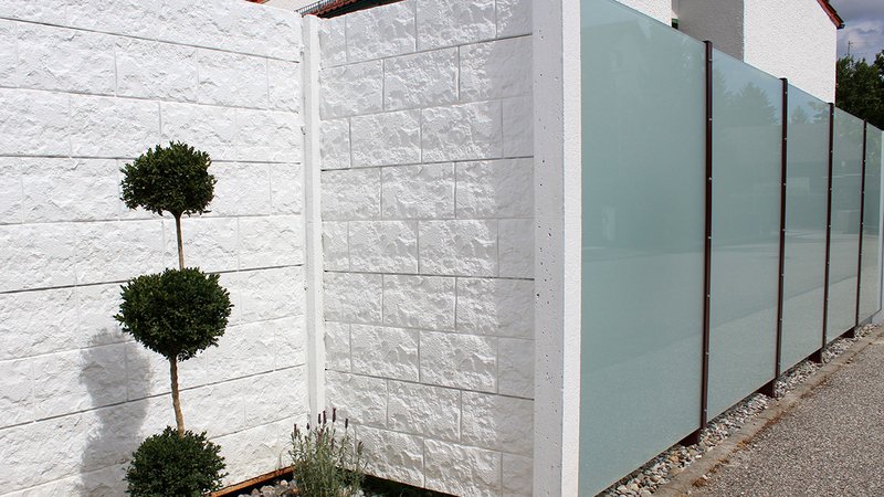 Schallschutzzaun aus Glas und PVC kombiniert