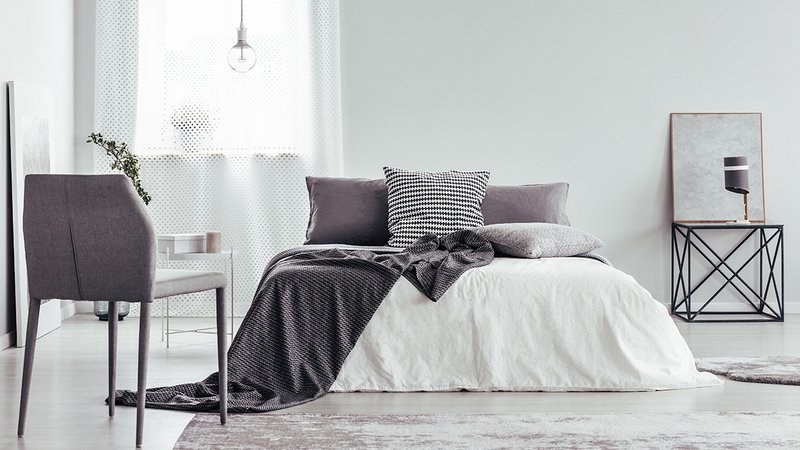 Ein Schlafzimmer in weiß und grau