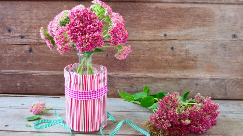 Upcycling Deko, alte Flasche zur Blumenvase umfunktioniert
