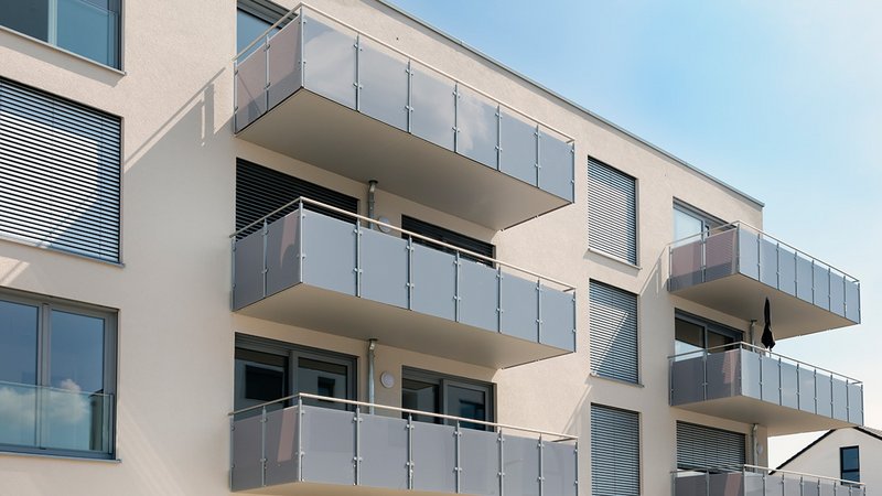 Hausfassade mit mehreren Neubauwohnungen