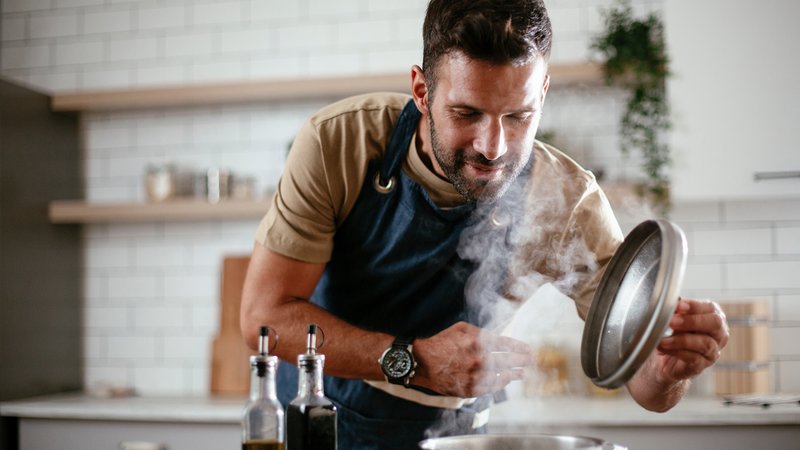 Mann kocht