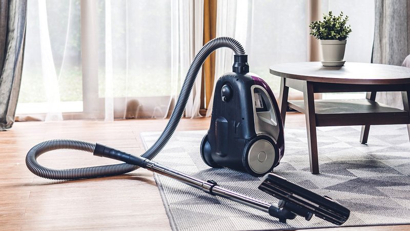 Beutelstaubsauger sind noch immer beliebt, die Technik hat sich immer weiter verbessert. Foto: iStock.com / arto_canon