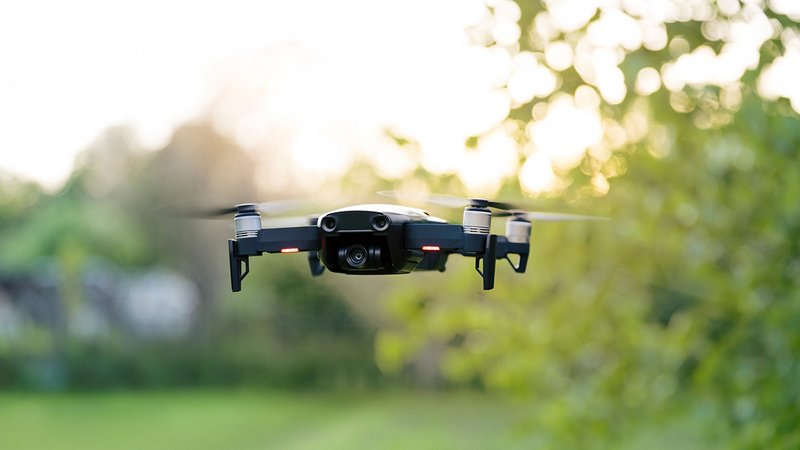 Drohne Nachbar, eine Drohne schwebt über dem Garten