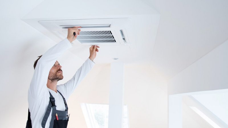Techniker installiert eine Klimaanlage
