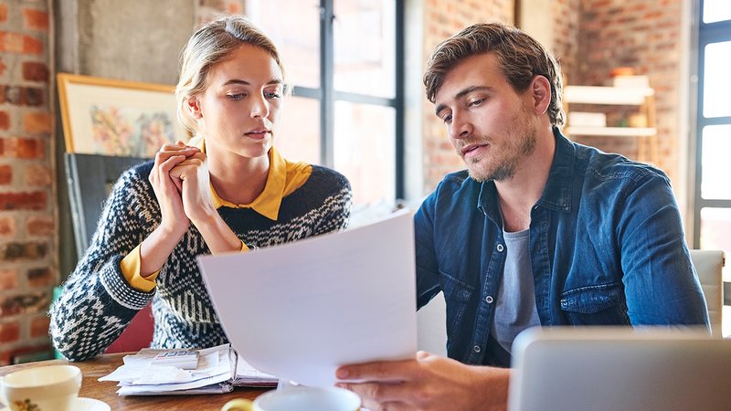 Energieausweis lesen, Paar liest gemeinsam einen Energieausweis, Foto: iStock.com / Nomad