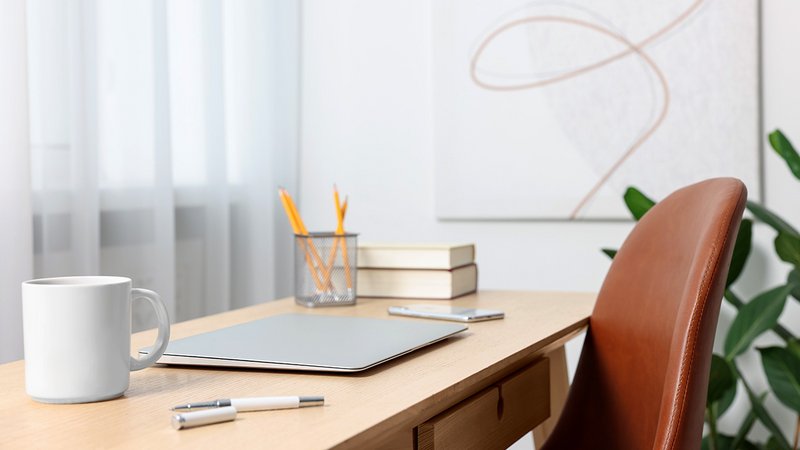 Arbeitsplatz mit Laptop und Kaffeetasse