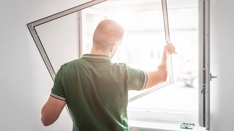 Fliegengitter, Mann montiert Fliegengitter