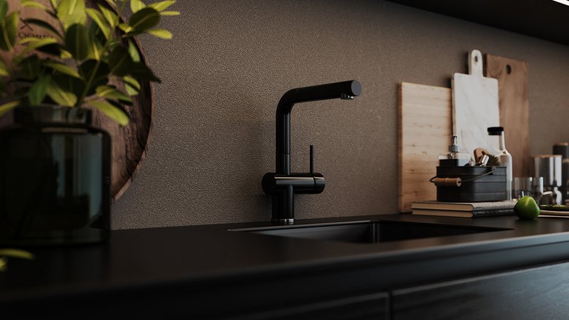 Küchenzeile mit schwarzen Armaturen und schwarzer Arbeitsplatte