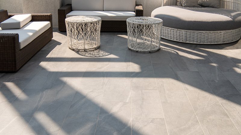 Große graue Fliesen auf einer stylischen Terrasse