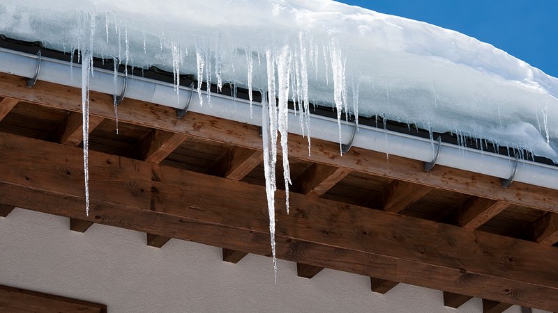 Eine zugefrorene Dachrinne