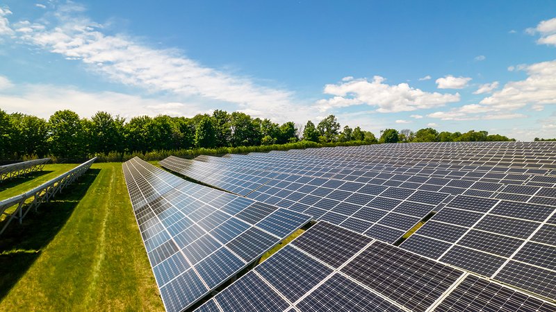 Abschaltung Solaranlagen, Solarpark in der Mittagssonne